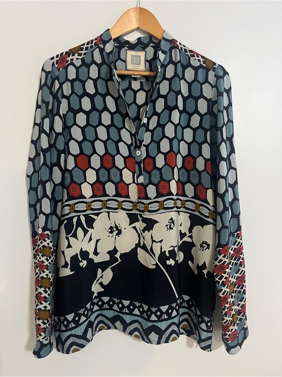 Alicia Bell Tops - Like New Alicia Bell Silk Honey Comb Floral Printed Button Down Top Shirt